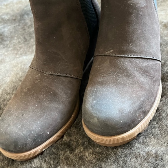 Sorel wedged boots size 7. Never worn. - Picture 2 of 8